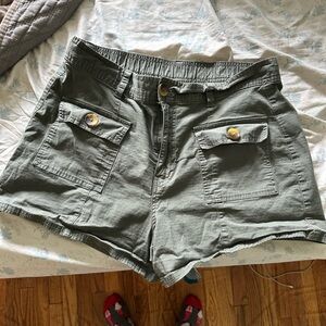 Vuori Women's Vintage Ripstop Utility Short. Size Large.